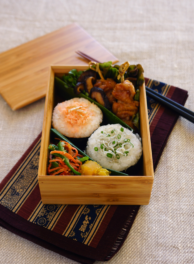 焼き鳥とおにぎりのお弁当