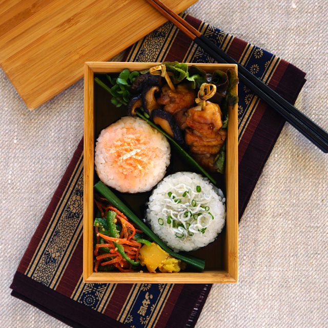 焼き鳥とおにぎりのお弁当